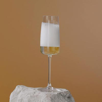 黄酒和白酒口感区别在哪，黄酒与白酒味觉差异详解